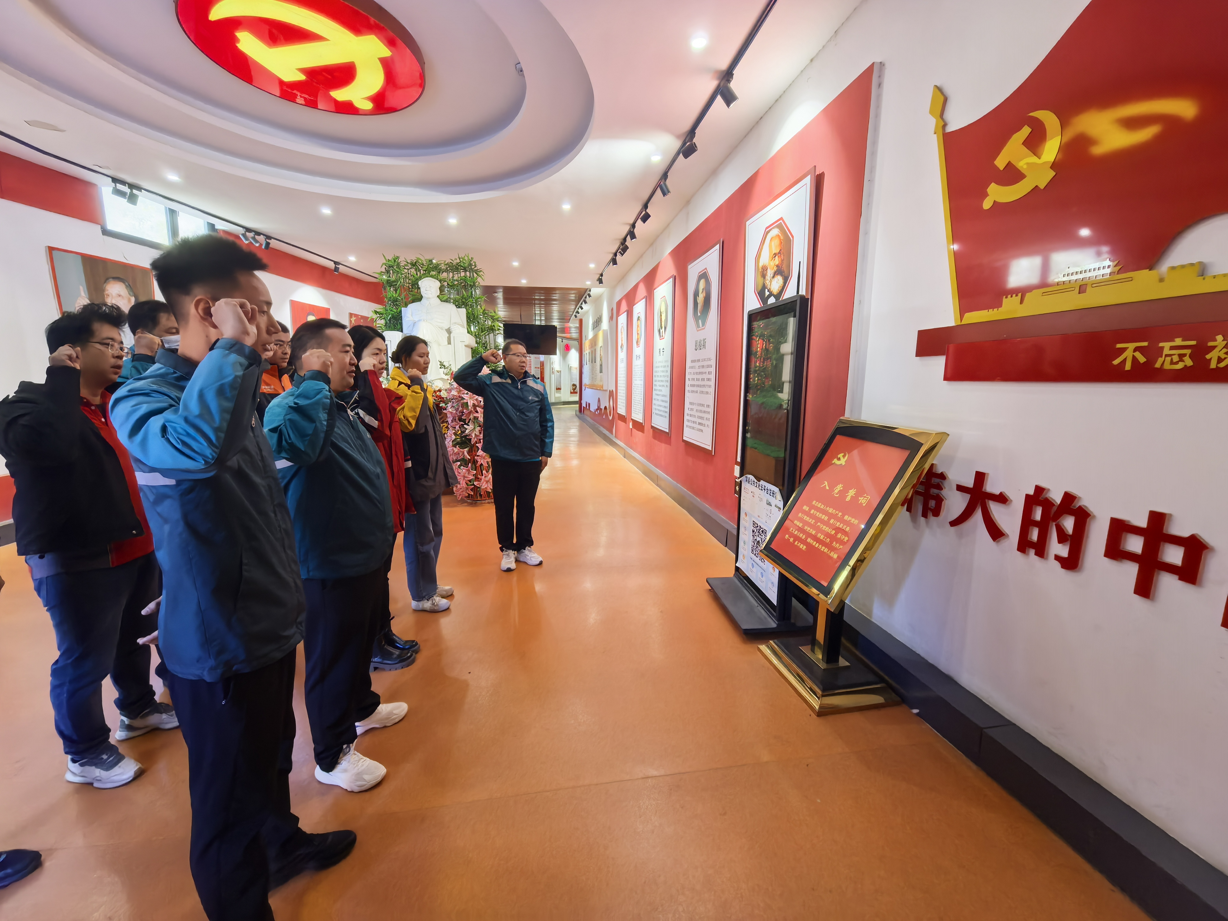 高擎长征精神火炬 邮政快递薪火传承